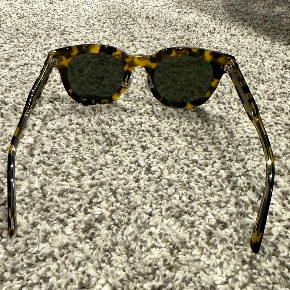 Harry Potter DIFF Charitable Collaboration - Hufflepuff Sunglasses - Picture 4 of 7